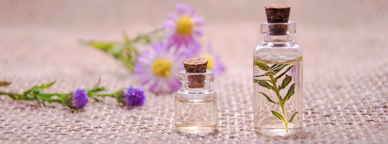 Essentiële oliën in diffusers op salontafel.