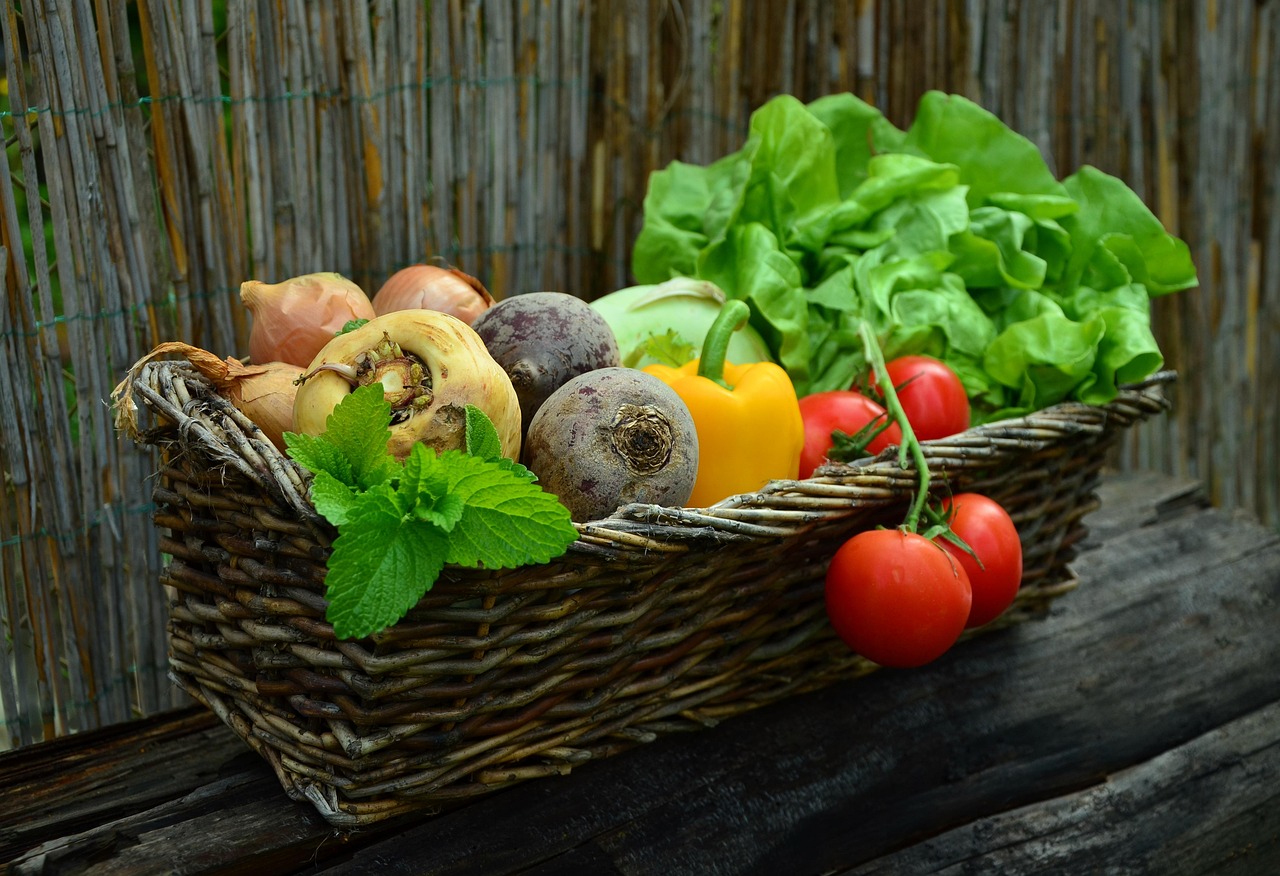 Weelderige veganistische tuin met eetbare bloemen. Weelderige veganistische tuin met eetbare bloemen.