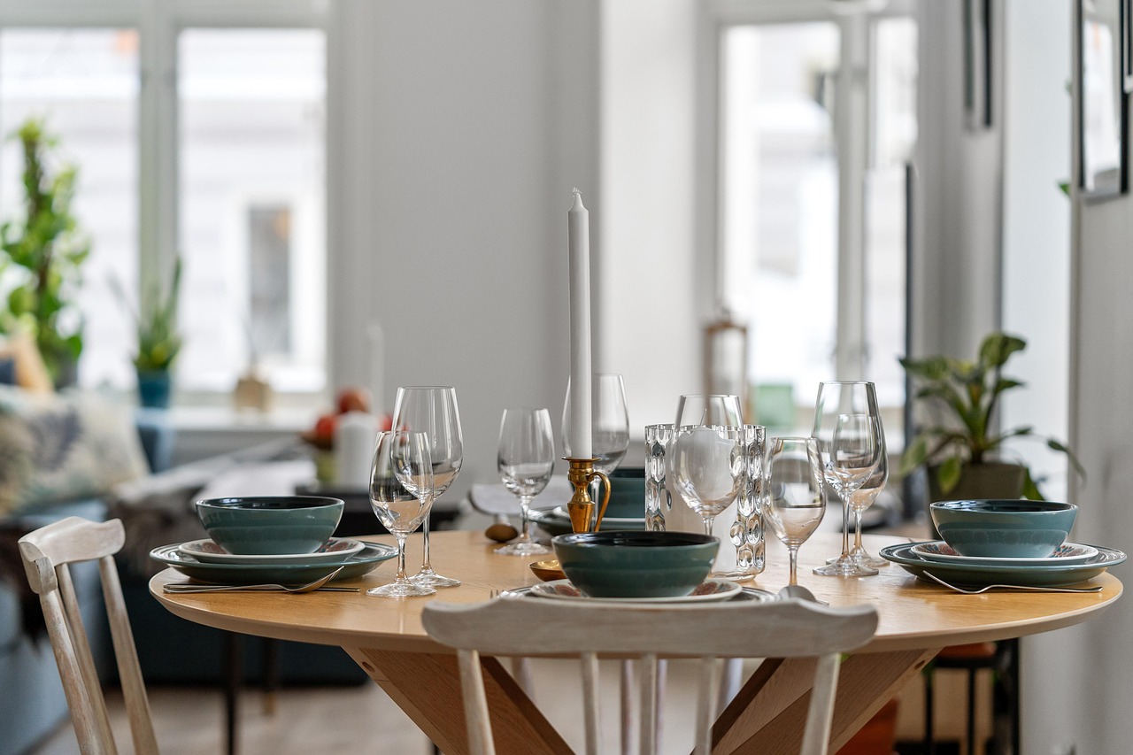 Groot Dibond-kunstwerk siert moderne eetkamer. Groot Dibond-kunstwerk siert moderne eetkamer.