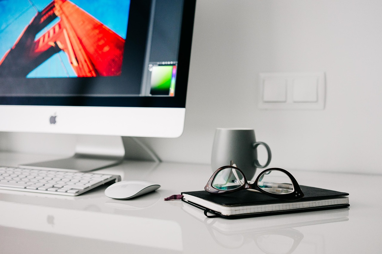 DIY podcaststudio met minimalistisch interieurdesign