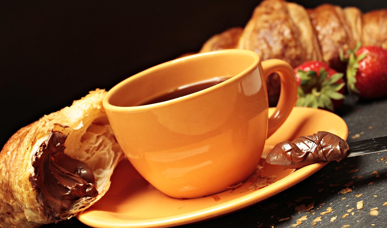 Gezellig zondagochtendontbijt met verse croissants.