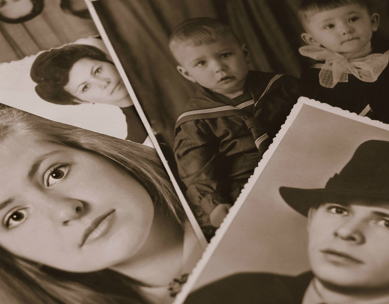 Gezellige wandcollage met dierbare familieherinneringen. Gezellige wandcollage met dierbare familieherinneringen.