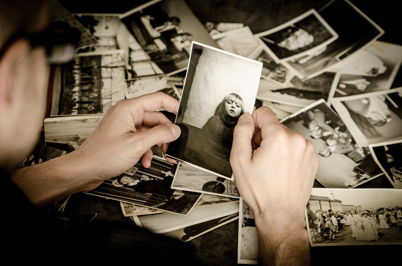 Een wandcollage van familiefoto's in woonkamer. Een wandcollage van familiefoto's in woonkamer.
