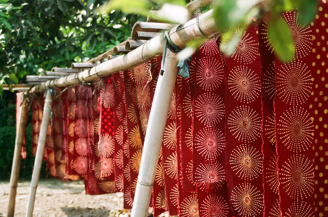 Luchtige zomergordijnen wapperen in de wind. Luchtige zomergordijnen wapperen in de wind.