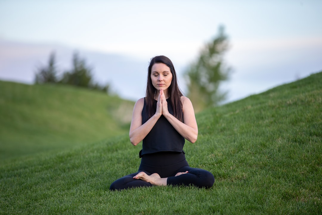 Zonnige tuin met comfortabele meditatiekussens.