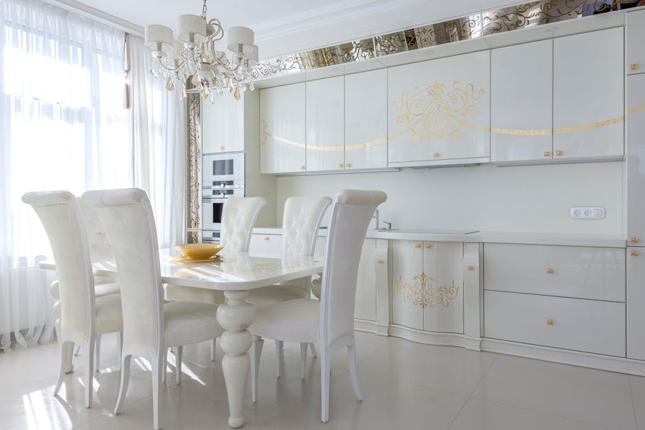 Eetkamer met gouden accenten en lichtinval. Eetkamer met gouden accenten en lichtinval.