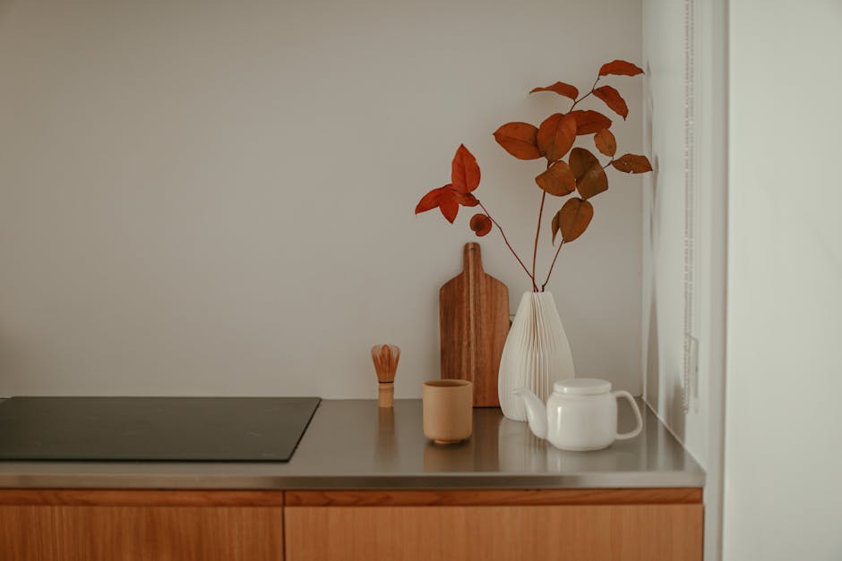 Strakke, houten oppervlakken met Zen-accenten in keuken. Strakke, houten oppervlakken met Zen-accenten in keuken.