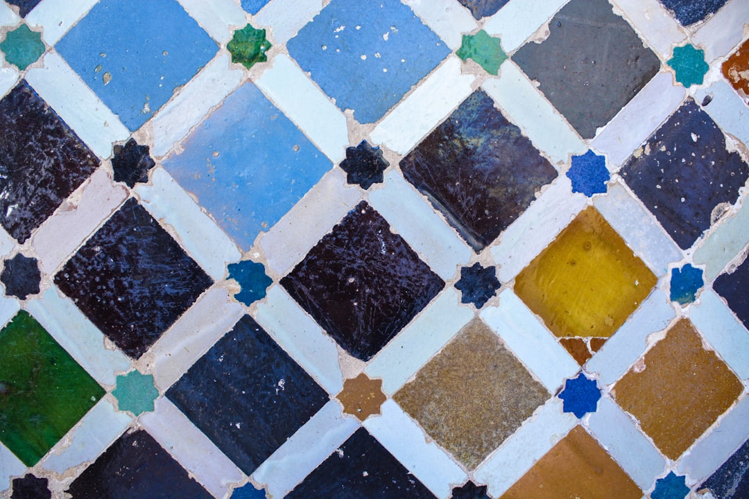 Mediterrane kleuren in zonnig woonkamerontwerp.