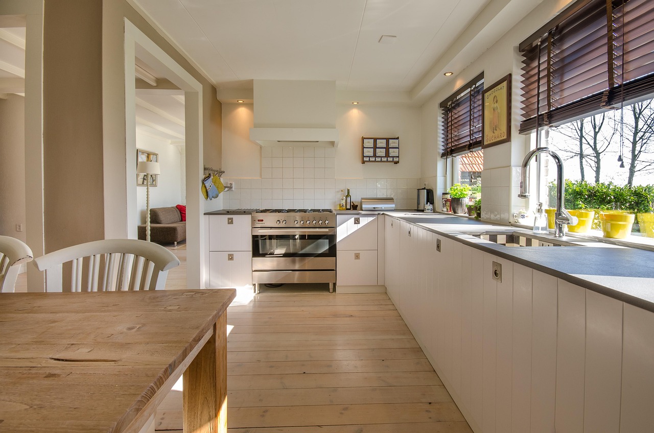 Buitenluiken in keuken voor natuurlijke ventilatie.