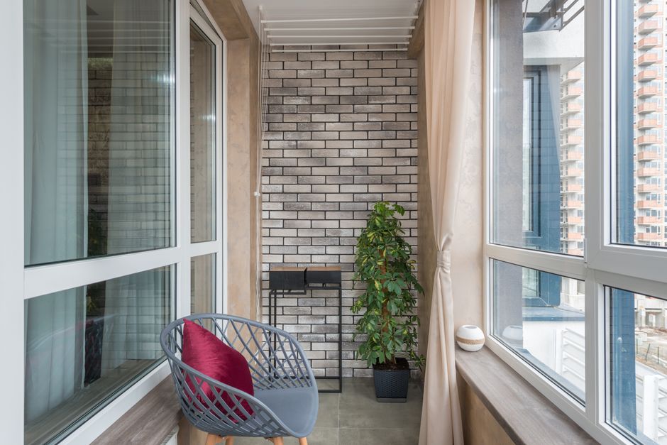 Kleine stadstuin op een kleurrijk balkon. Kleine stadstuin op een kleurrijk balkon.