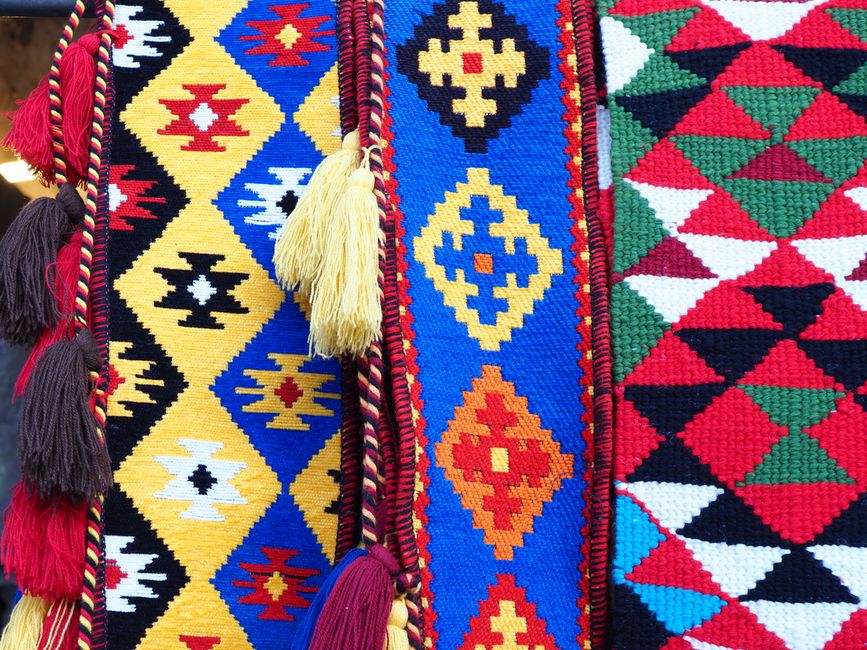 Arabische patroonstoffen decoreren herfstinterieur. Arabische patroonstoffen decoreren herfstinterieur.