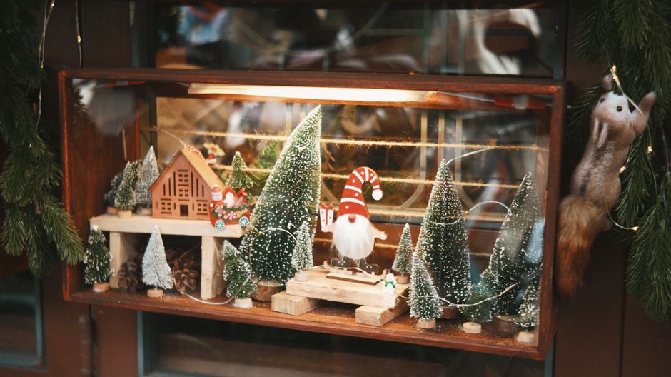 Eenvoudige houten jaloezieën in Scandinavische stijl. Eenvoudige houten jaloezieën in Scandinavische stijl.
