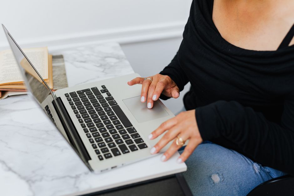 Stijlvolle werkkamer met ergonomisch bureau. Stijlvolle werkkamer met ergonomisch bureau.
