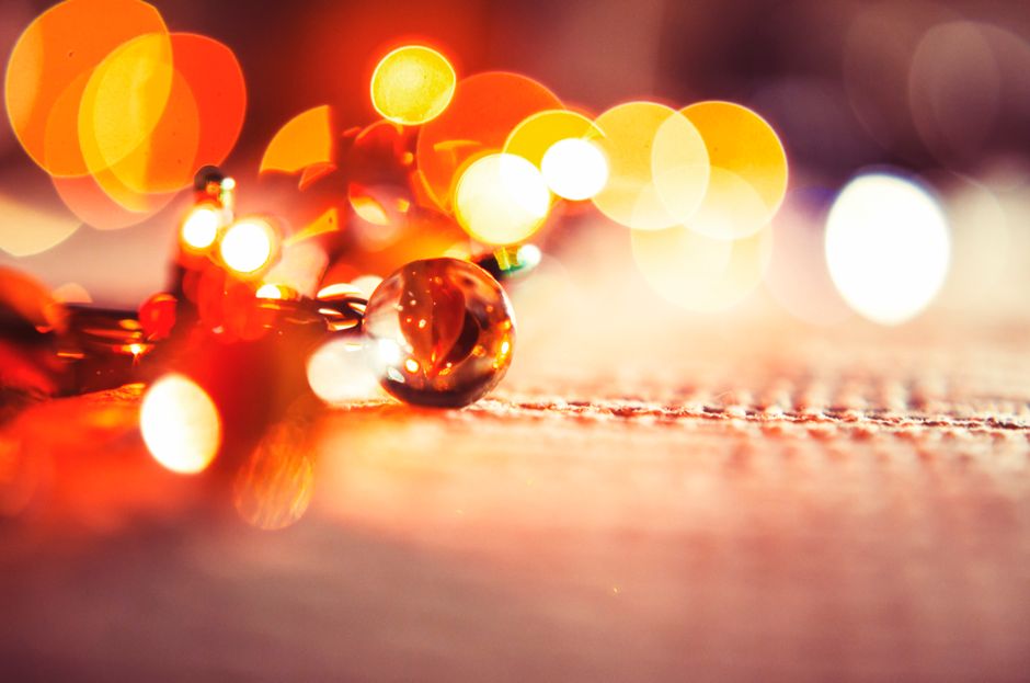 Gezellige lantaarns verlichten winterse balkons. Gezellige lantaarns verlichten winterse balkons.